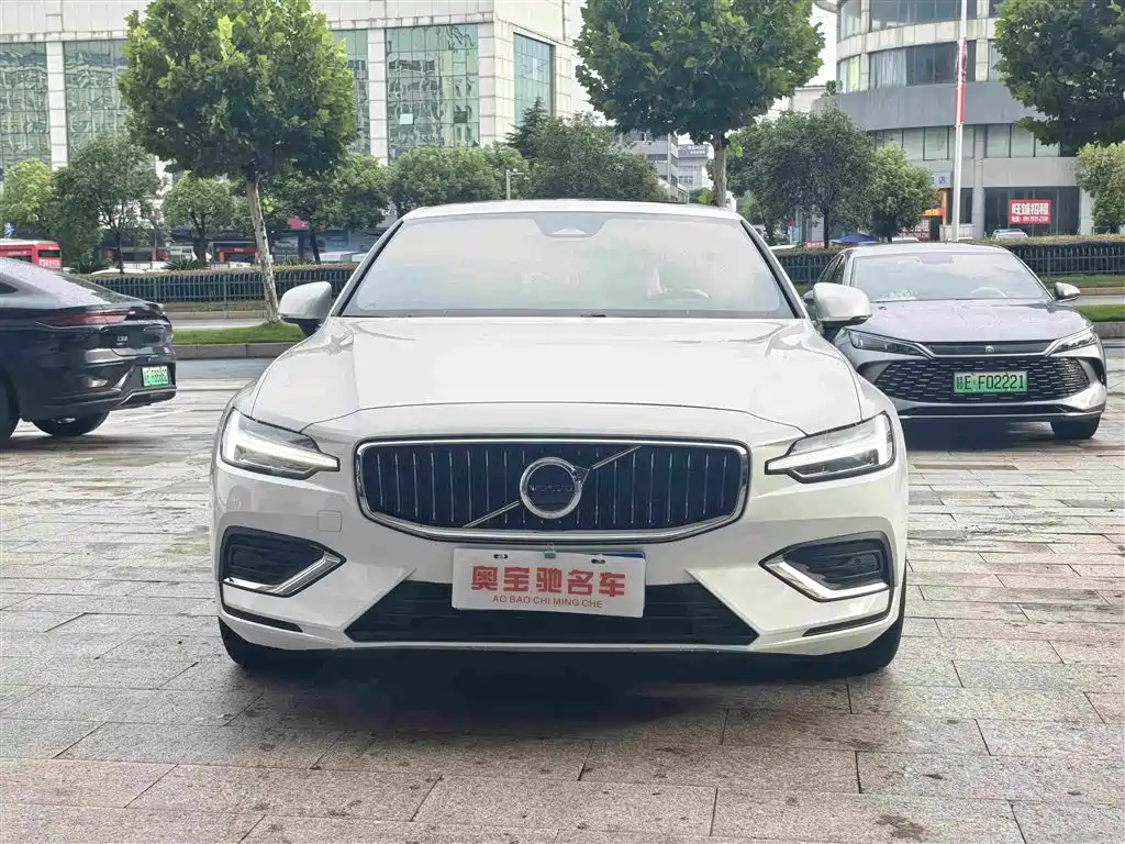 Volvo S60 2025 2025 B4 Smart Luxury Edition