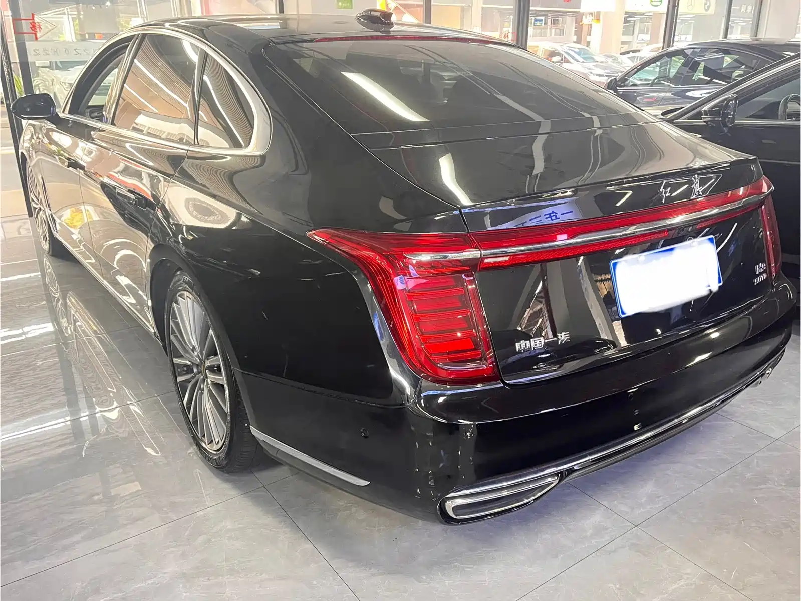 Фото 11 - Hongqi H9