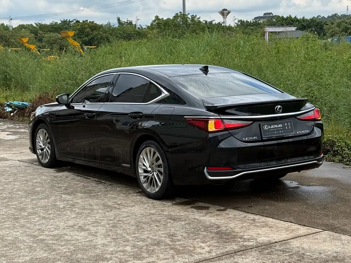 صورة 7 - Lexus ES