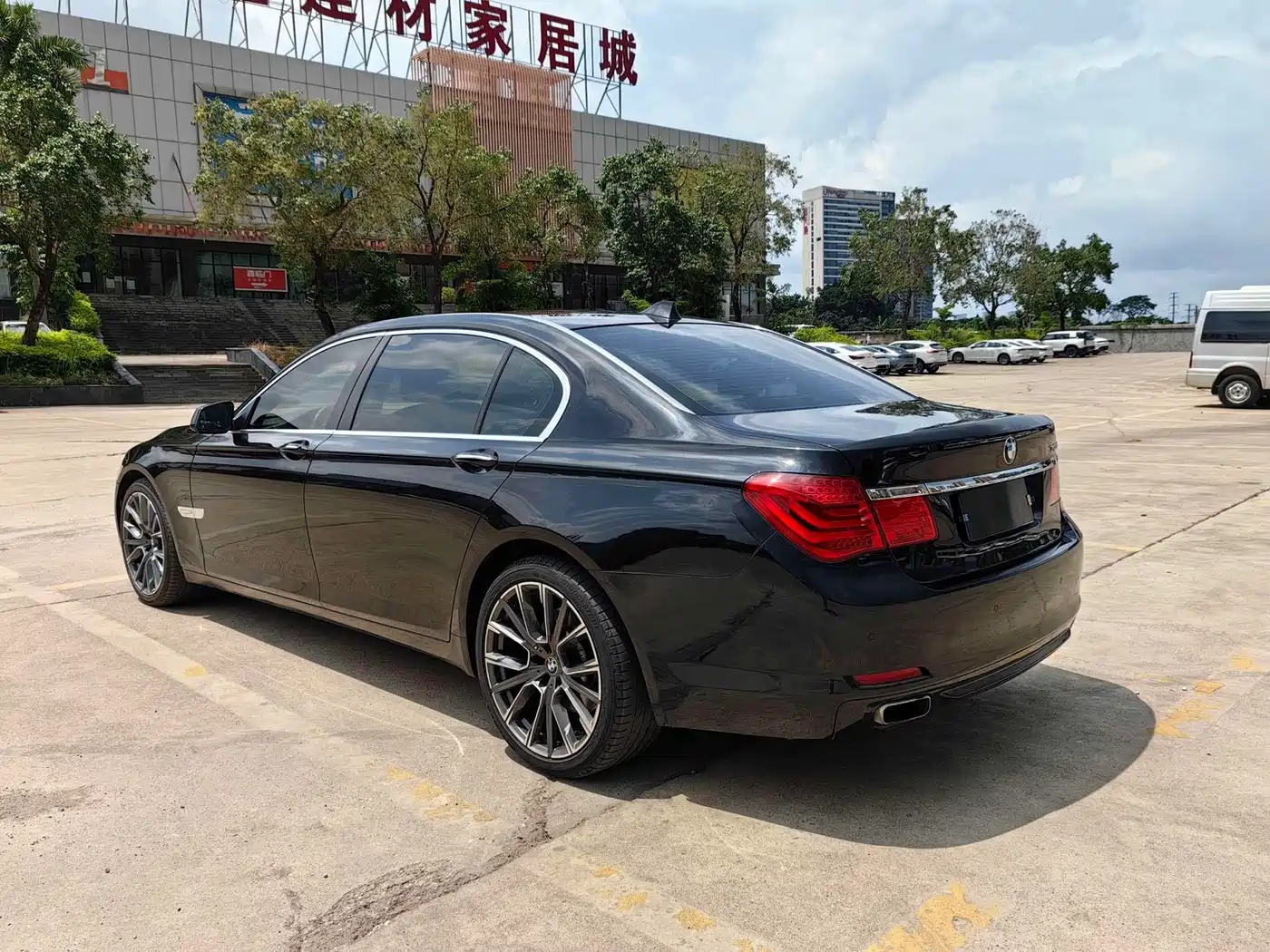 BMW 7 Series 2009 Model 740Li Leading Edition фото 5