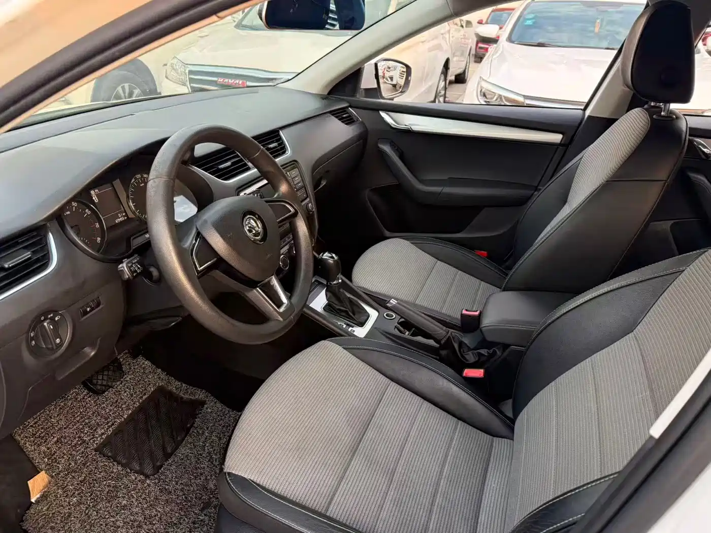 Škoda Octavia 2017 1.6L Automatic Pioneer Edition фото 5
