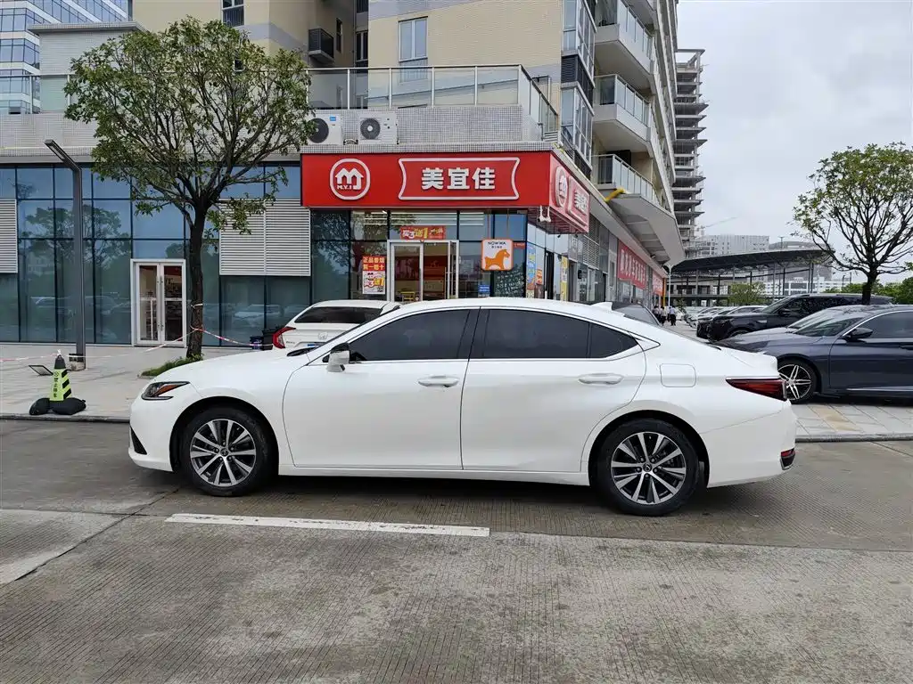 Фото 3 - Lexus ES