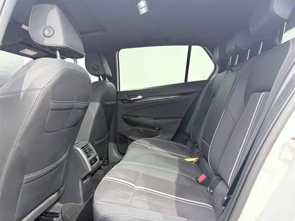 Volkswagen Golf 2023 Model 280TSI DSG R-Line фото 8