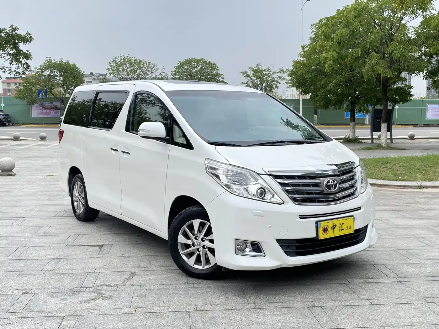 Toyota Alphard 2011 3.5L Luxury Edition фото 3