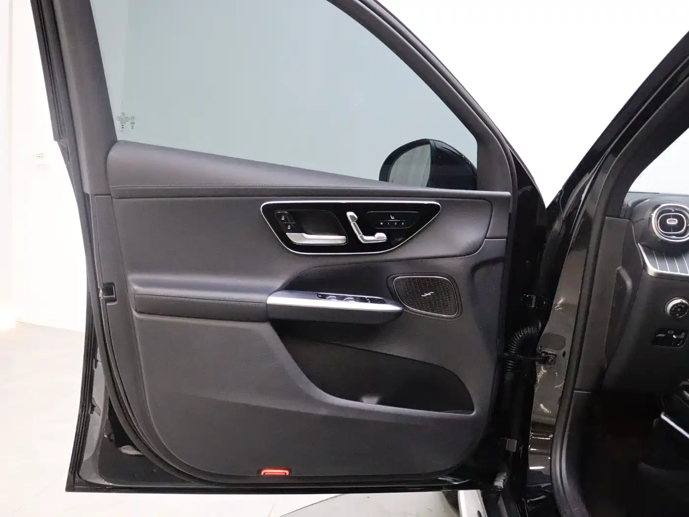Mercedes-Benz GLC 2023 GLC 300 L 4MATIC Sport 5-Seater фото 12