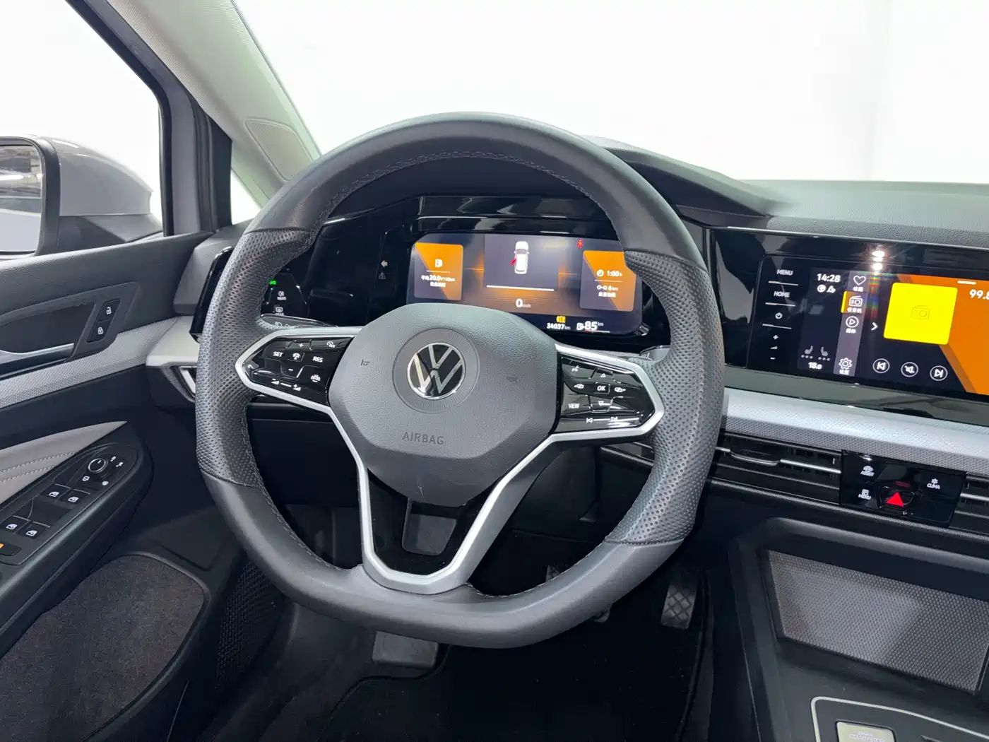 Volkswagen Golf 2023 280TSI DSG Pro 20th Anniversary Edition фото 12