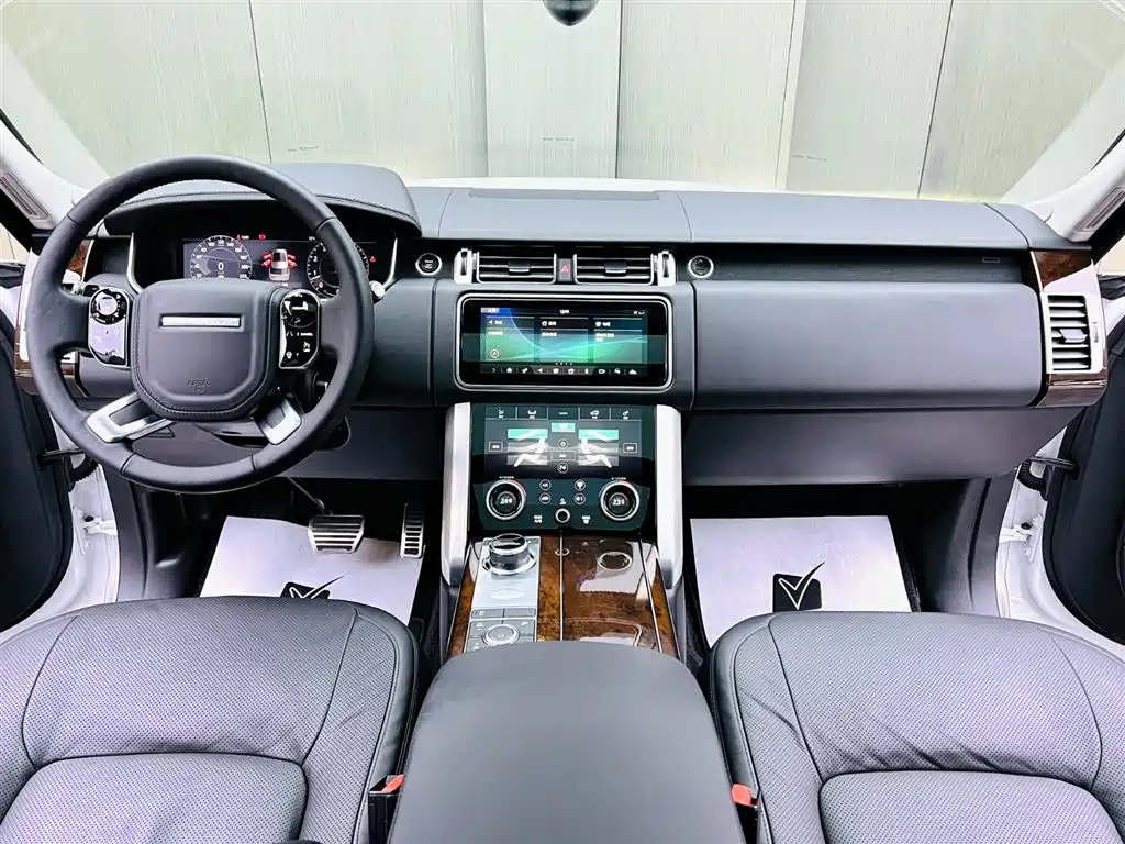 Land Rover Range Rover 2020 3.0 L6 Heritage Edition фото 9
