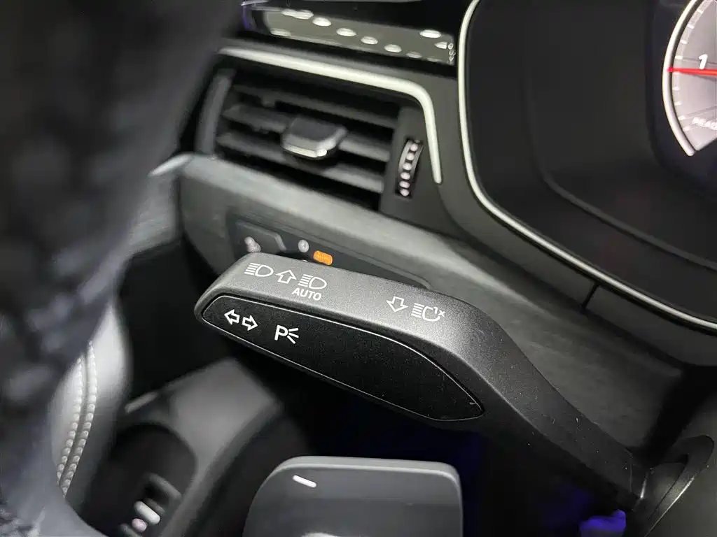 Audi A4L 2023 40 TFSI Luxury Sport фото 14