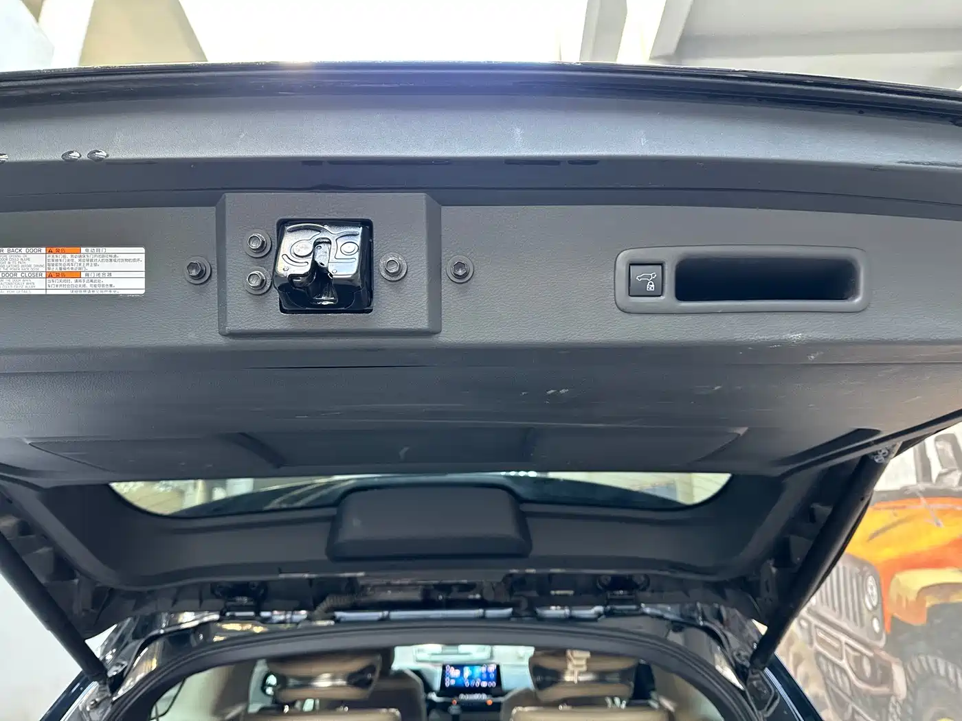 Toyota Granvia 2023 2.5L Hybrid Luxury Edition фото 15