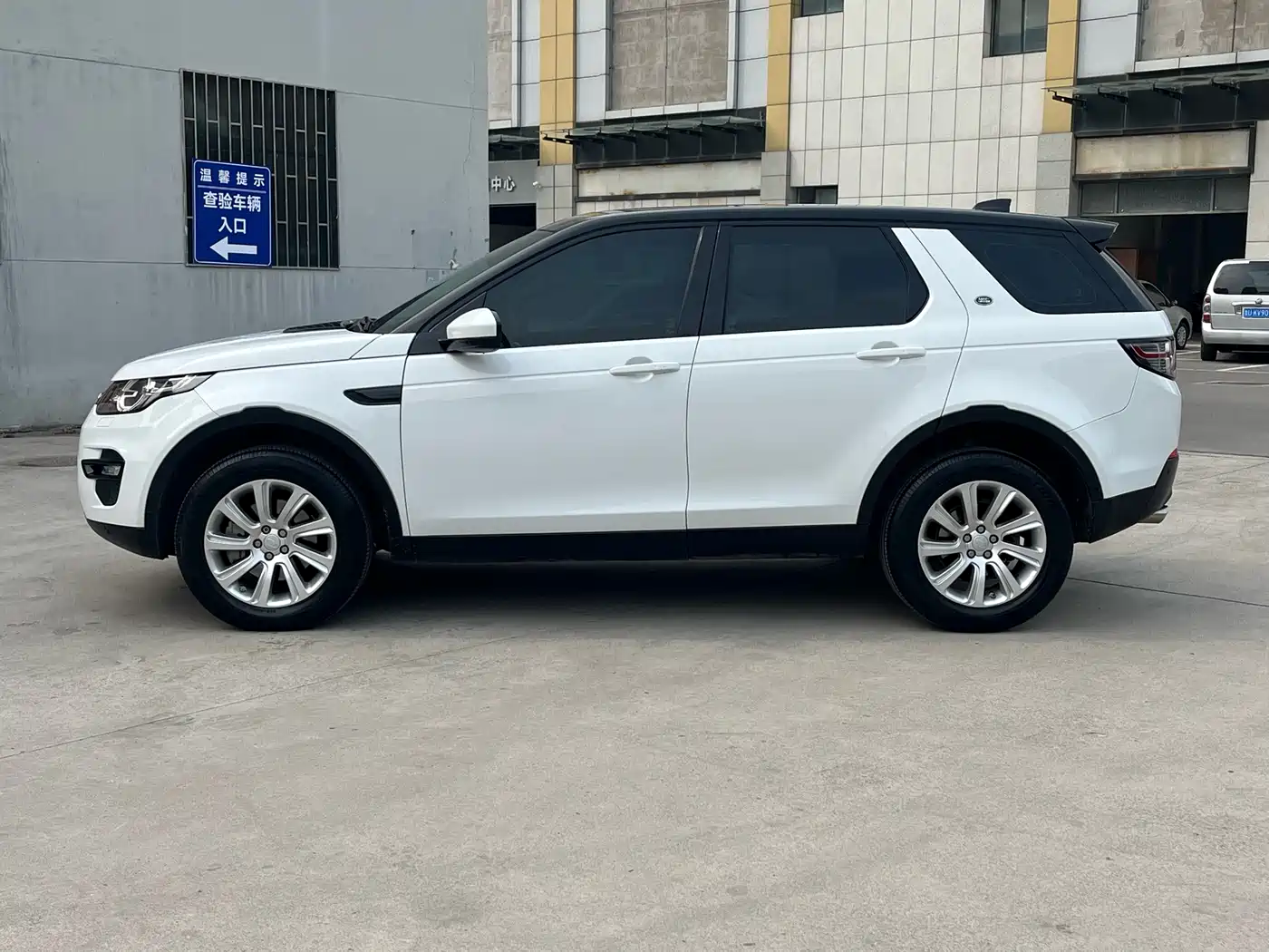 Land Rover Discovery Sport 2018 240PS SE Edition фото 3