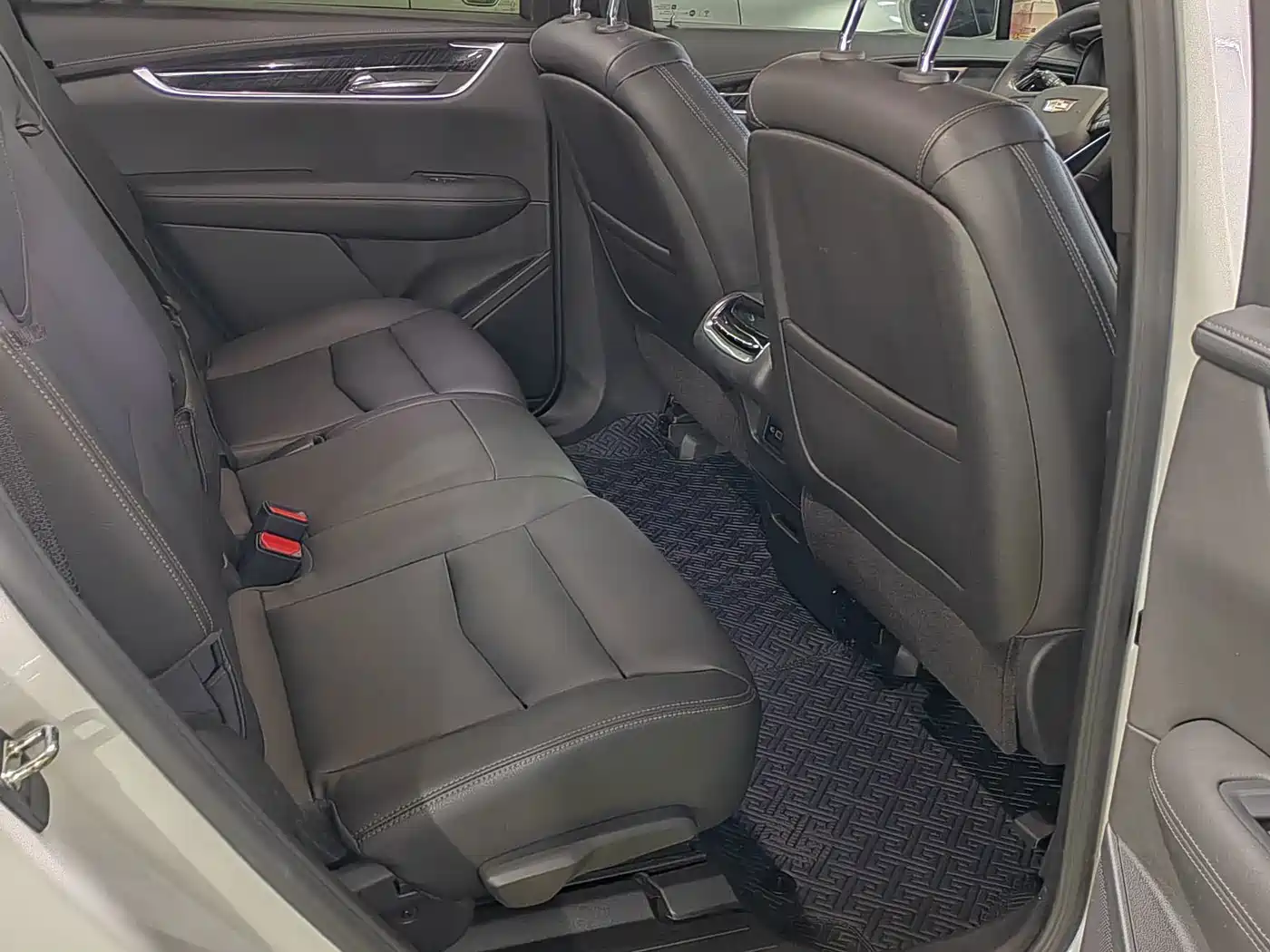 Photo 7 - Cadillac XT6