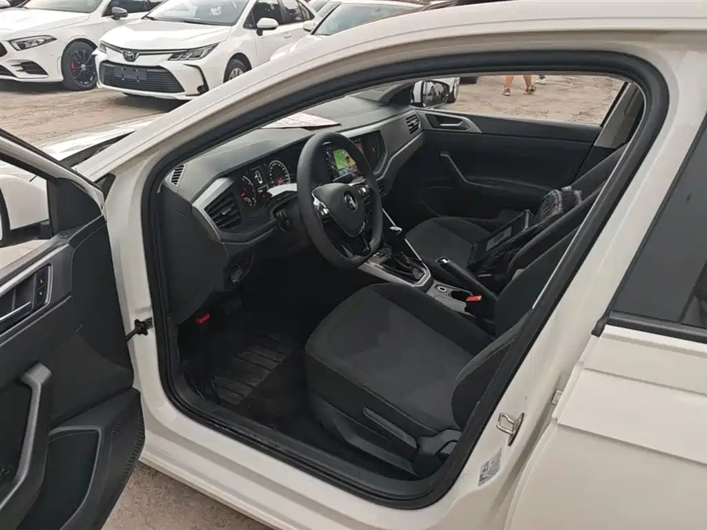 VOLKSWAGEN POLO