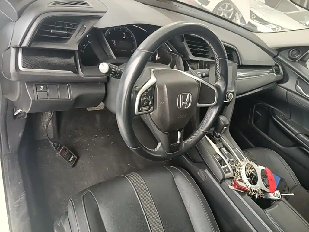 Фото 10 - Honda Civic