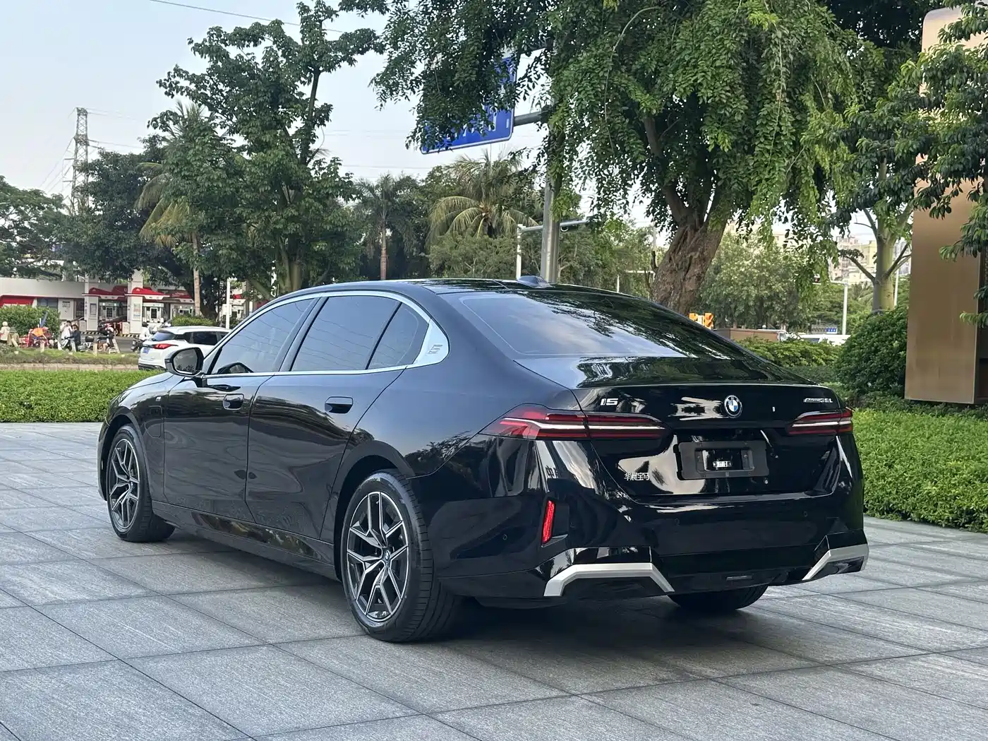 BMW i5 2024 eDrive 35L Premium Model M Sport Package фото 6