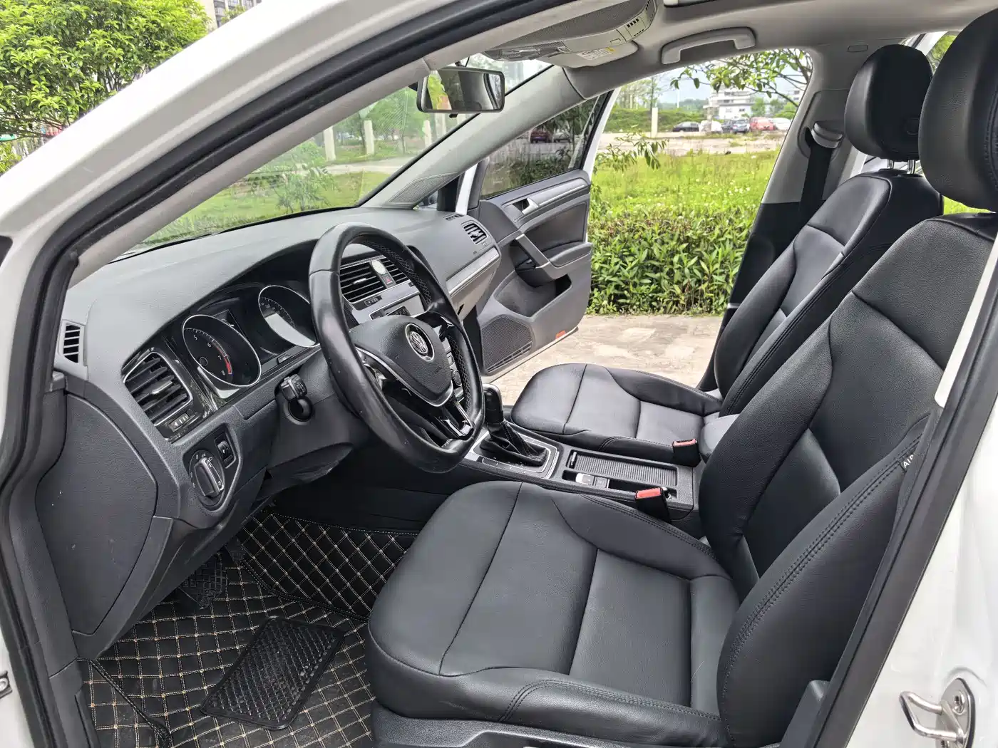 Volkswagen Golf 2017 1.6L Auto Comfort Millionth Edition фото 8