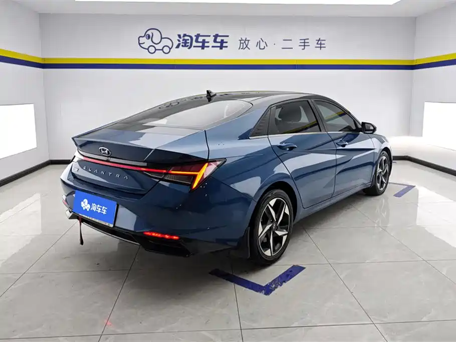 Hyundai Elantra 2021 1.5L CVT LUX Premium Edition фото 3