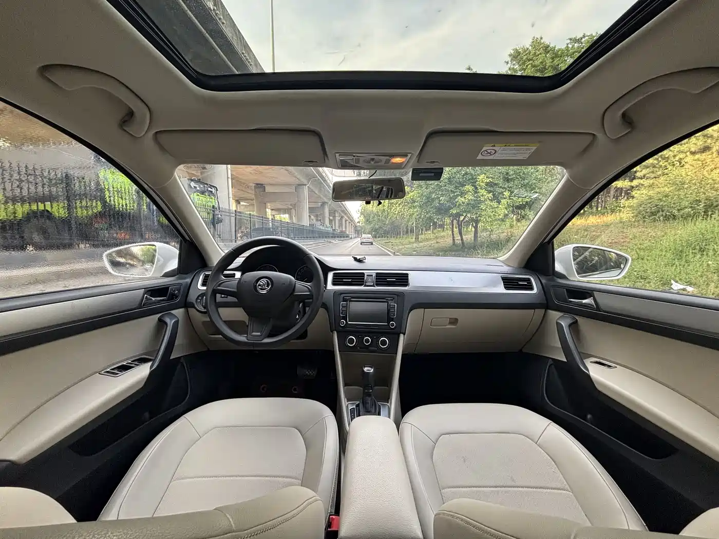 Škoda Skoda Rapid Spaceback 2014 1.6L Automatic Joy Edition фото 9