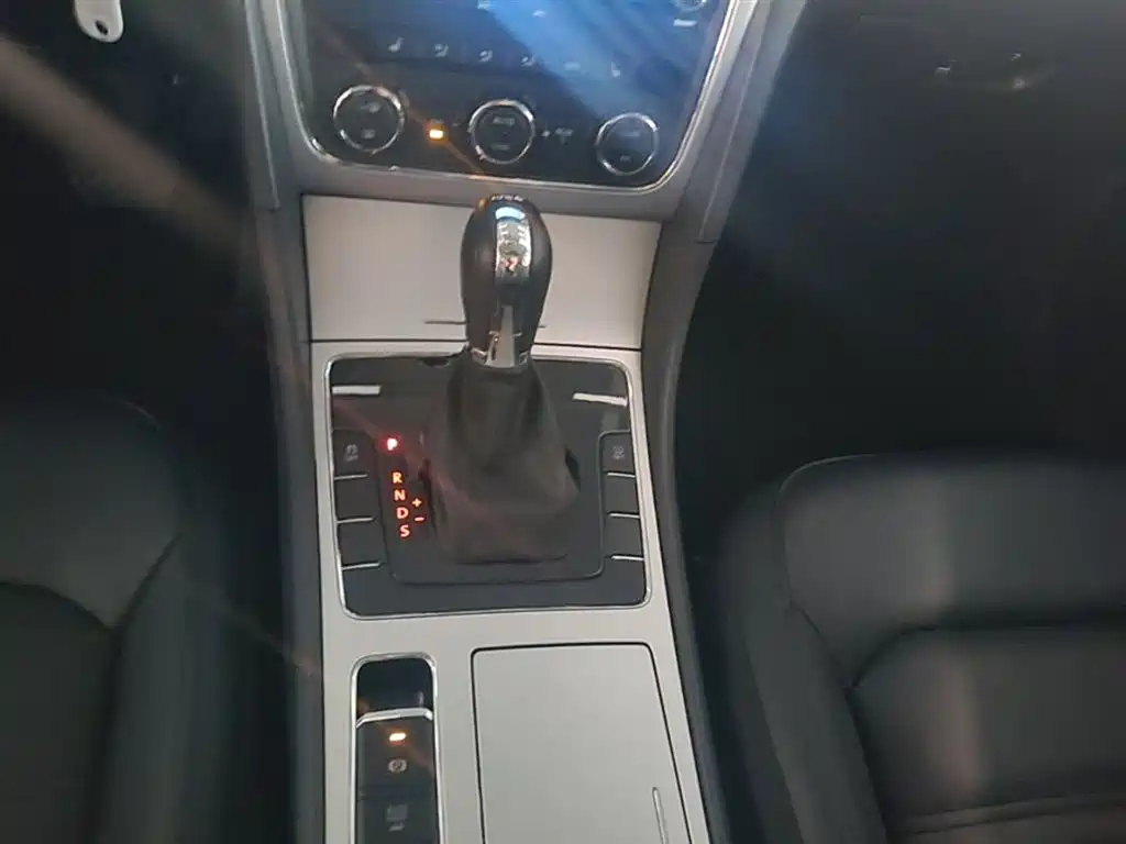 Volkswagen Passat 2015 1.8TSI DSG Honor Edition фото 14