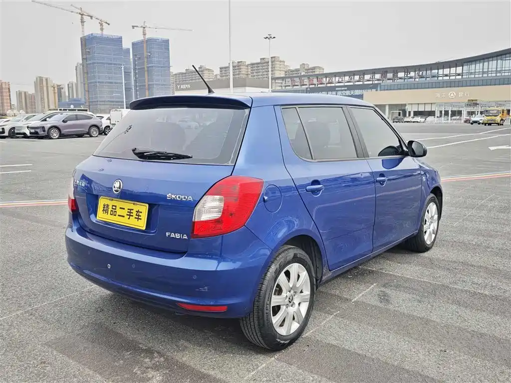 Škoda Fabia 2014 1.4L Automatic Crystal Spirit Edition фото 4