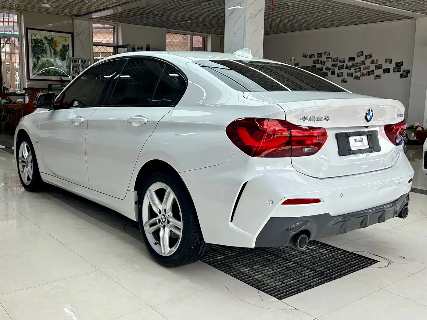 BMW 1 Series 2023 120i M Sport Shadow Edition фото 6