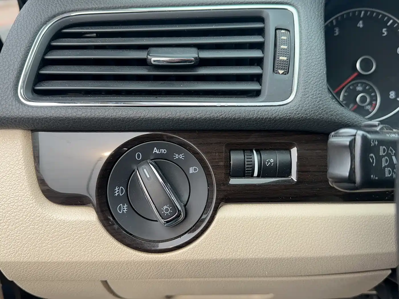 Volkswagen Passat 2014 1.8TSI DSG Executive Edition фото 24