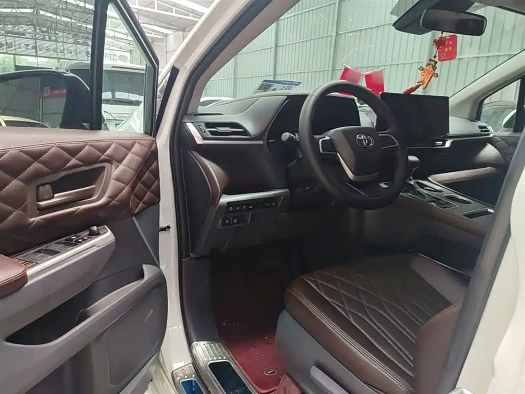 Toyota Granvia 2024 2.5L Hybrid Comfort фото 16