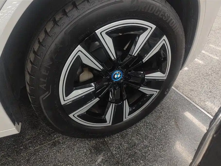 BMW iX3 2024 Leading Edition фото 6