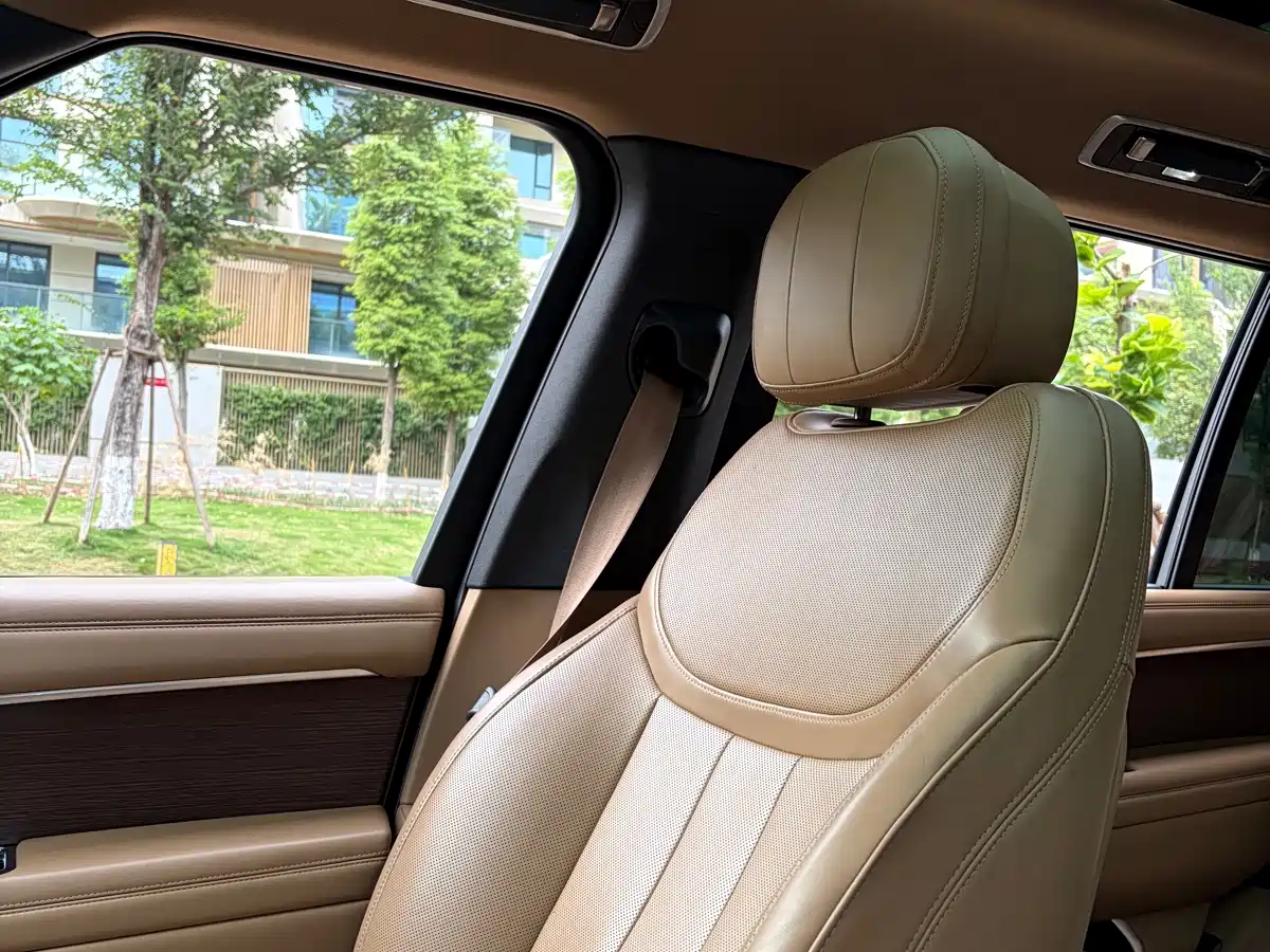 Land Rover Range Rover 2023 3.0 L6 400PS Golden Age 7-Seater Long Wheelbase фото 19