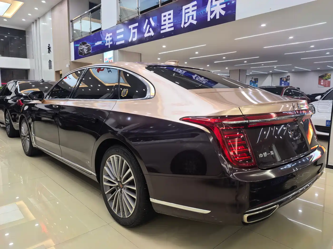 Hongqi H9 2022 2.0T Smart Connect Flag Enjoy Edition фото 3