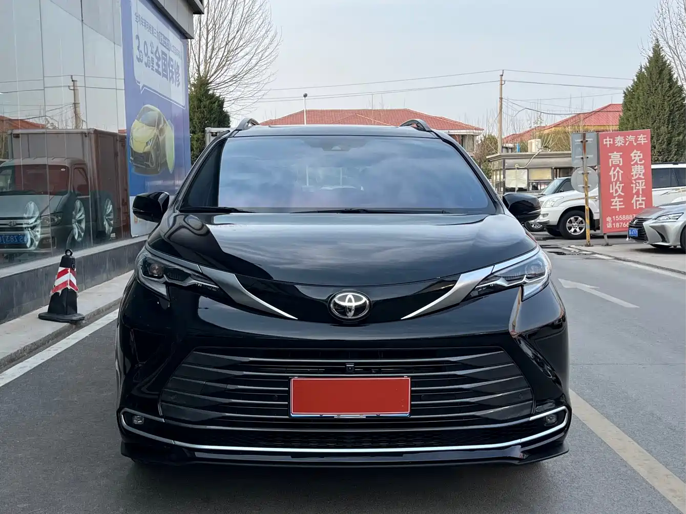 Toyota Sienna 2024 2.5L Hybrid 4WD Premium Edition фото 2