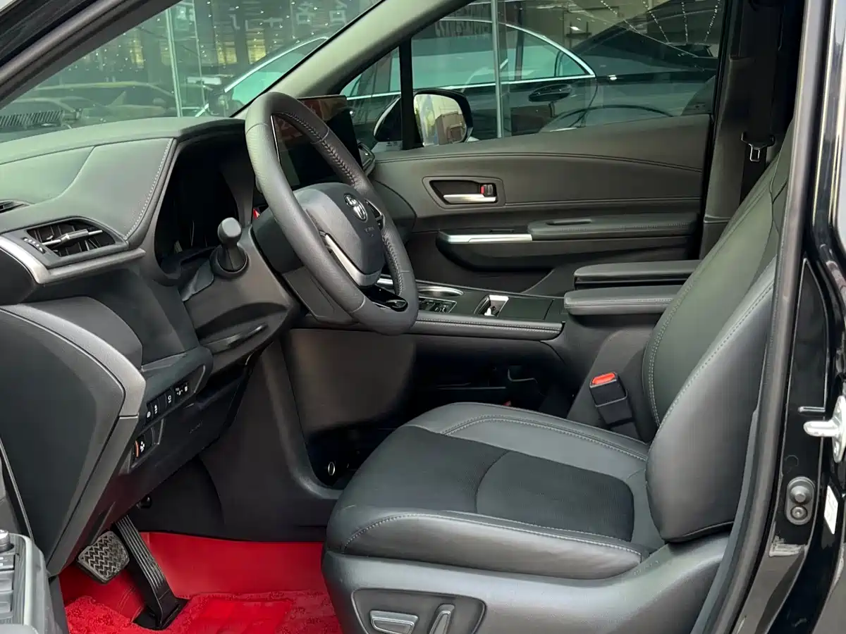Toyota Sienna 2024 2.5L Hybrid 4WD Premium Edition фото 7