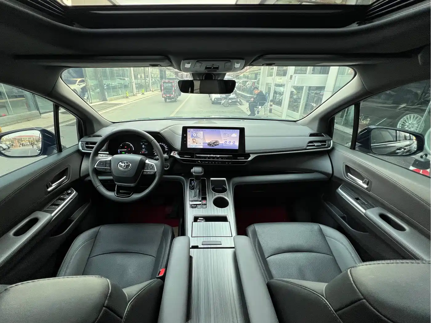 Toyota Sienna 2024 2.5L Hybrid 4WD Premium Edition фото 12