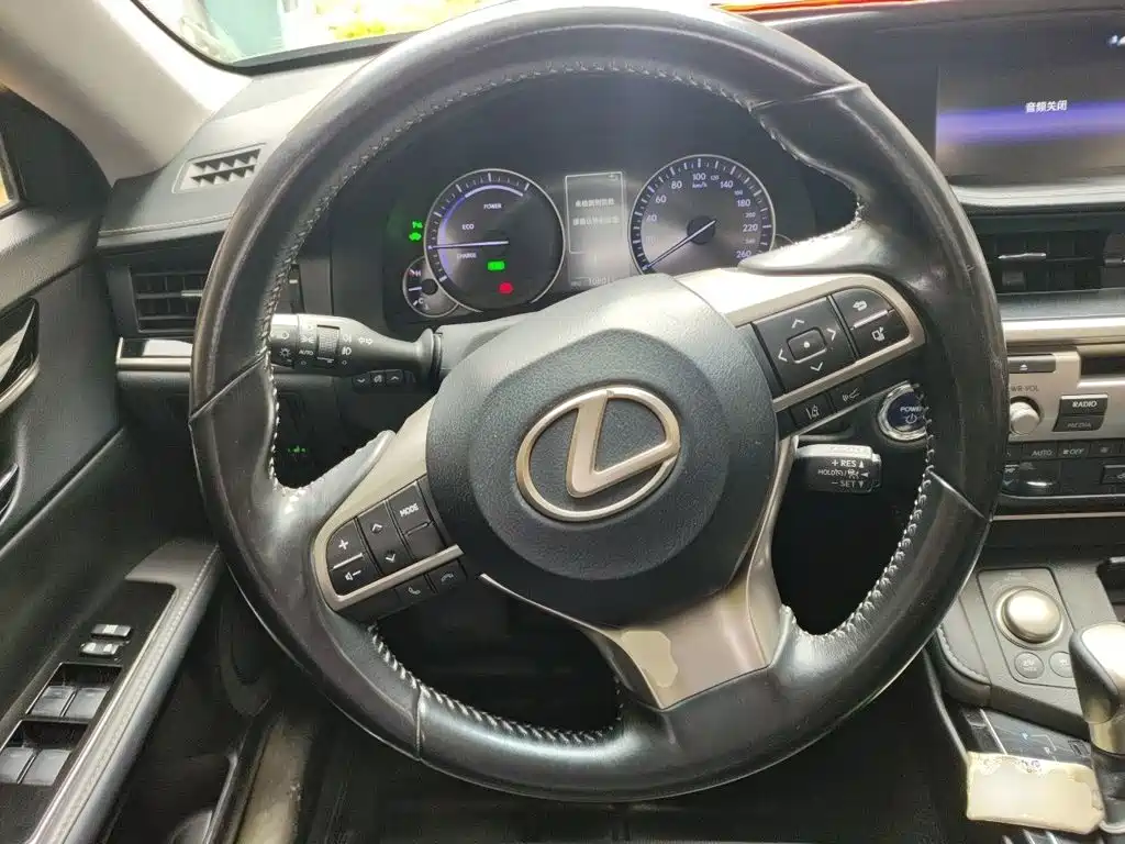 Фото 3 - Lexus ES