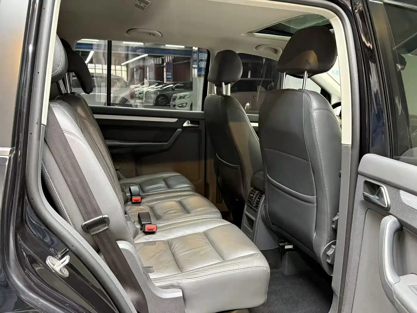 Photo 10 - Volkswagen Touran