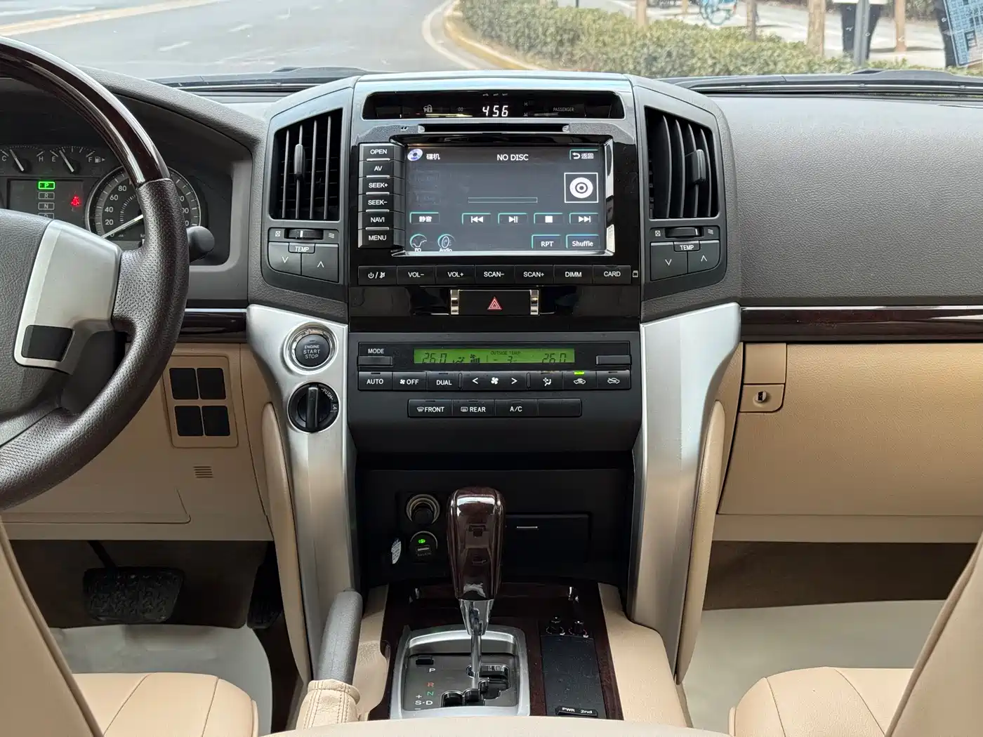 Toyota Land Cruiser (Import) 2015 4.0L V6 Middle East Low Configuration Edition фото 13