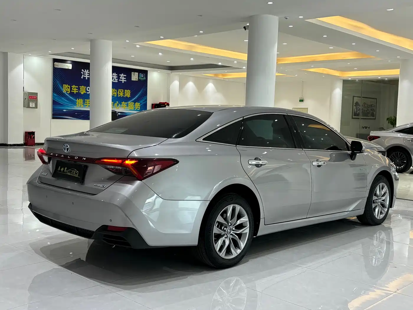 Toyota Avalon 2019 Hybrid 2.5L Luxury Edition China V фото 4