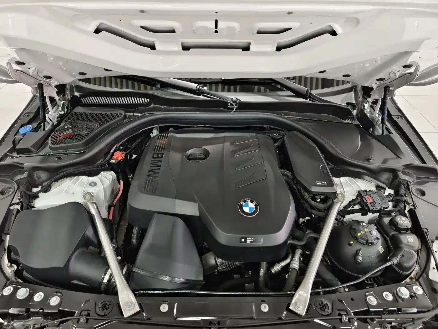 BMW 5 Series 2025 530Li Premium M Sport Package фото 14