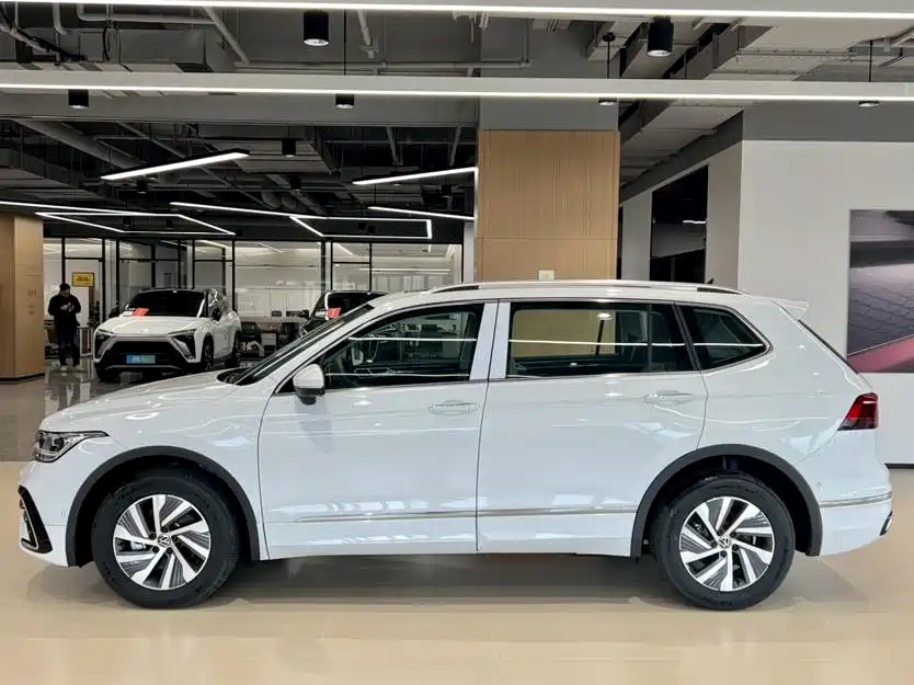 Volkswagen Tiguan L PHEV 2023 430PHEV Plug-in Hybrid Premium фото 3