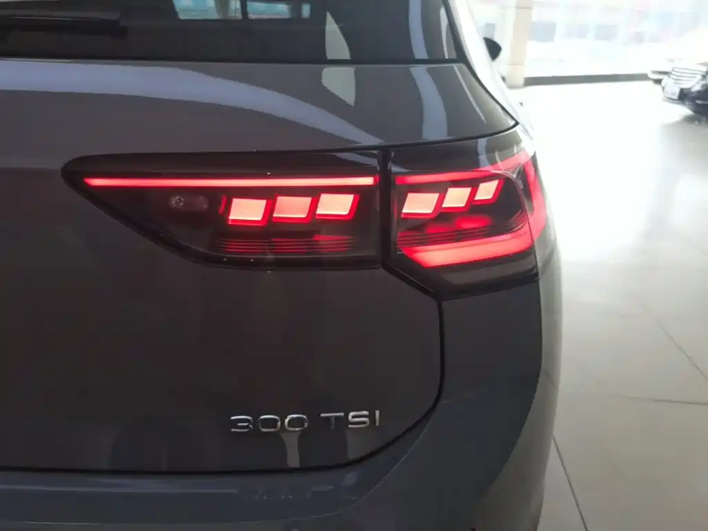 Volkswagen Golf 2025 2025 Facelift 300TSI R-Line