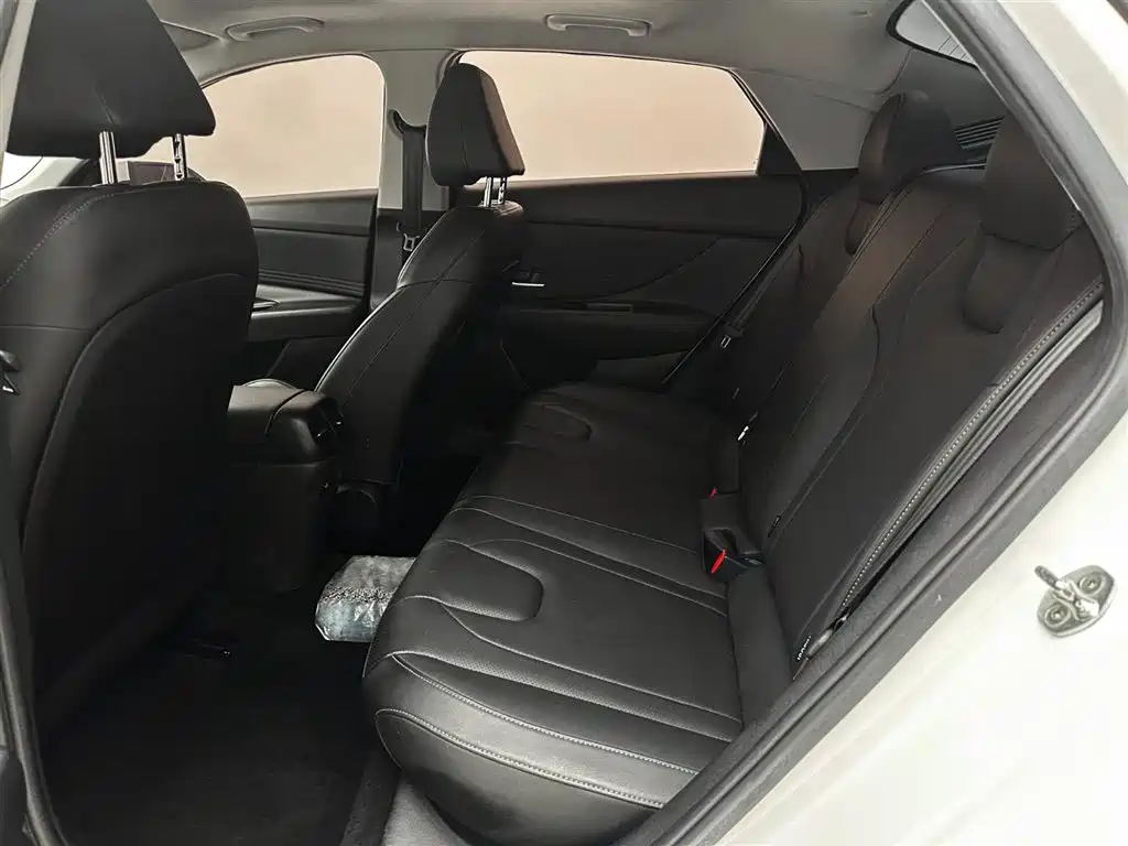 Hyundai Elantra 2022 1.5L CVT LUX Premium Edition фото 21