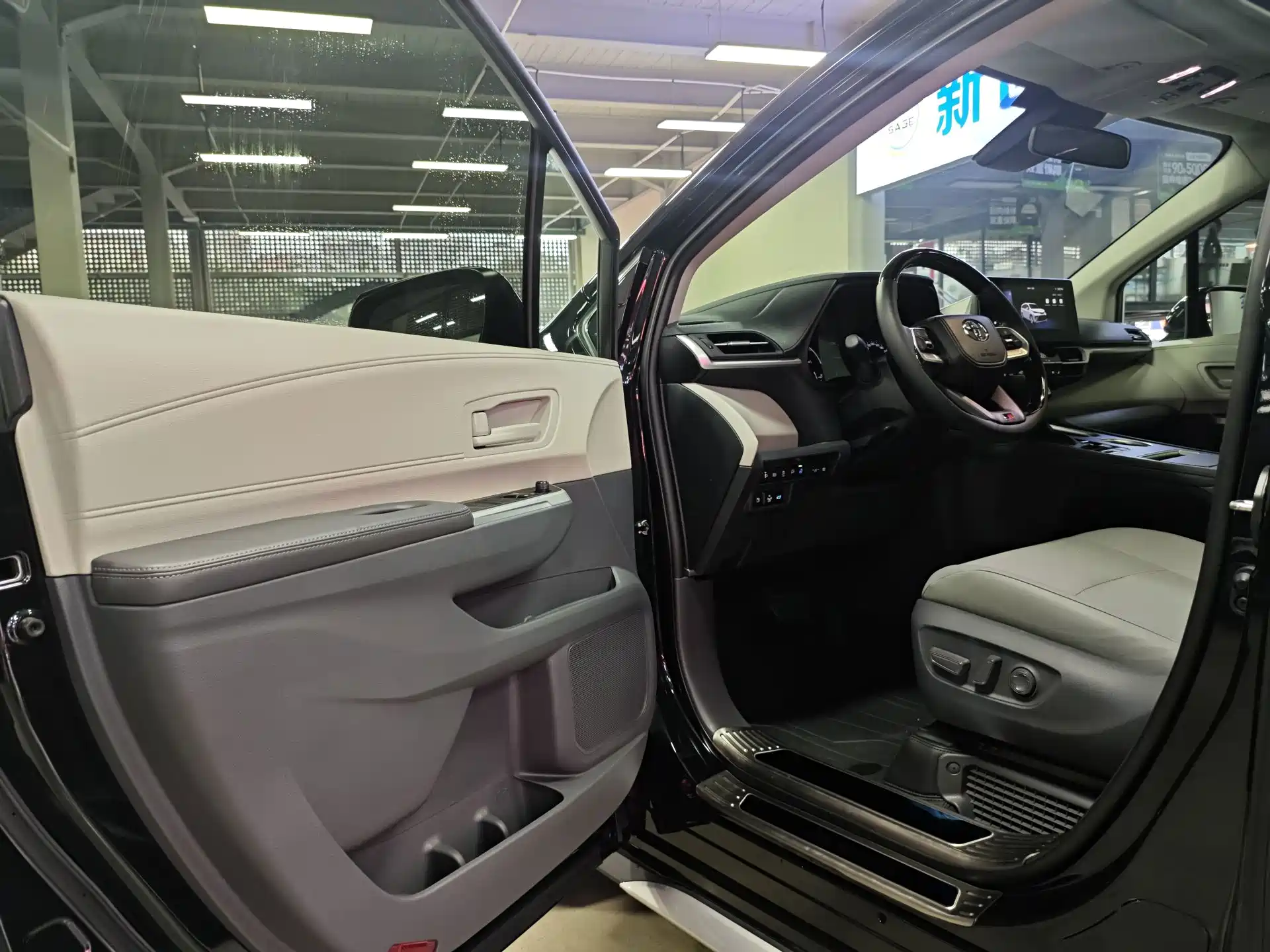 Фото 4 - Toyota Granvia