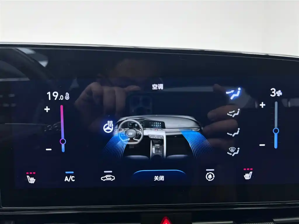 Hyundai Elantra 2022 1.5L CVT LUX Premium Edition фото 22