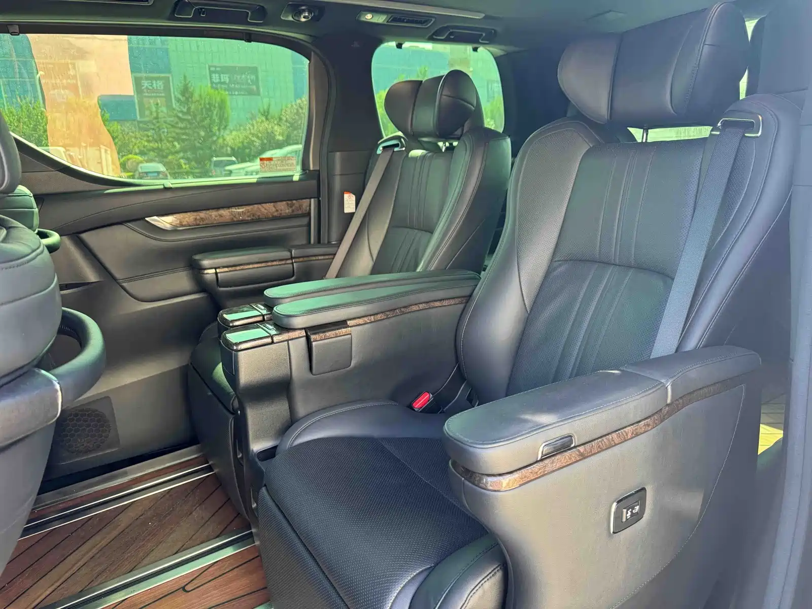 Фото 8 - Toyota Vellfire
