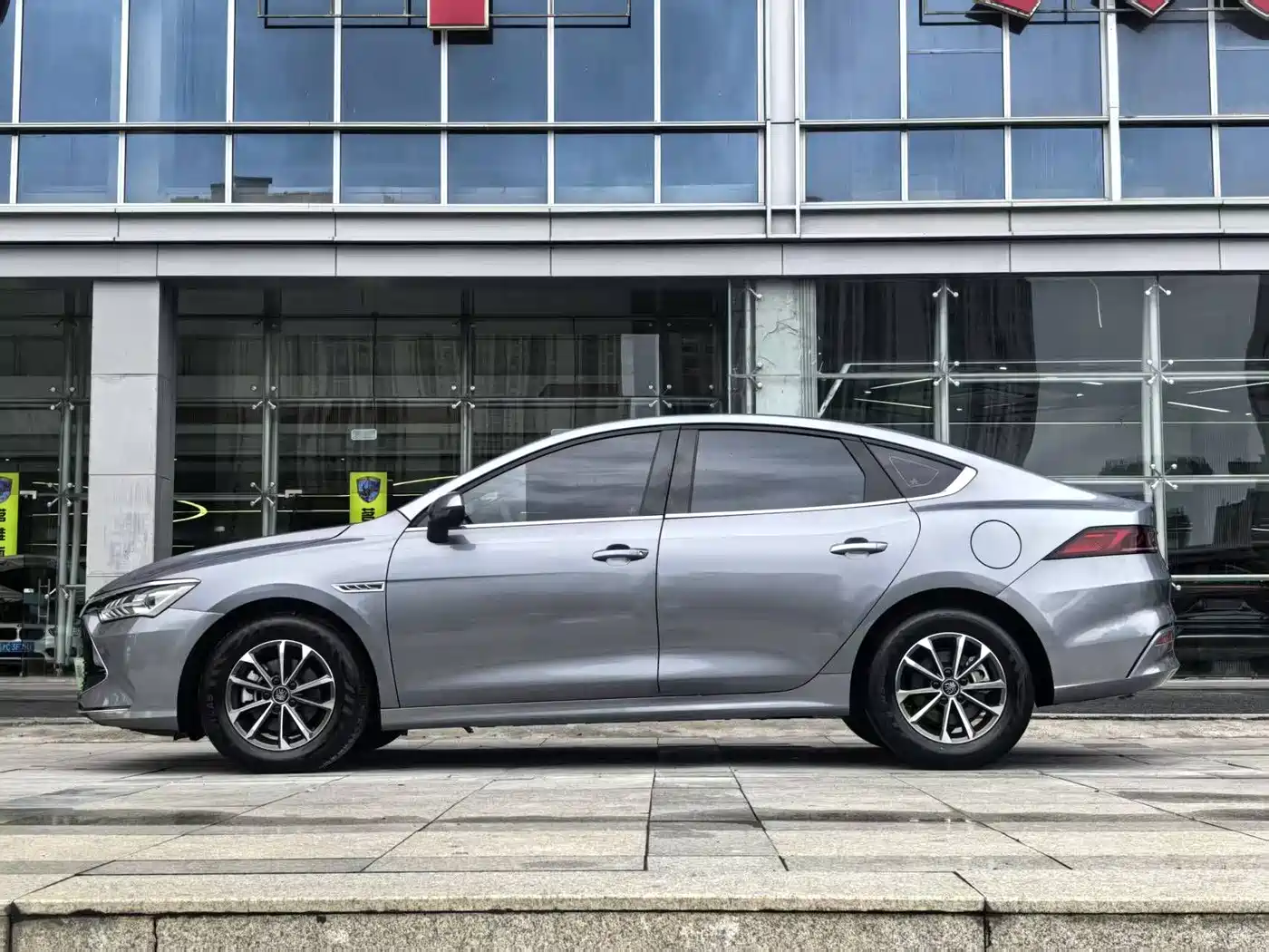 BYD Qin PLUS 2024 Glory Edition DM-i 55KM Leading фото 5