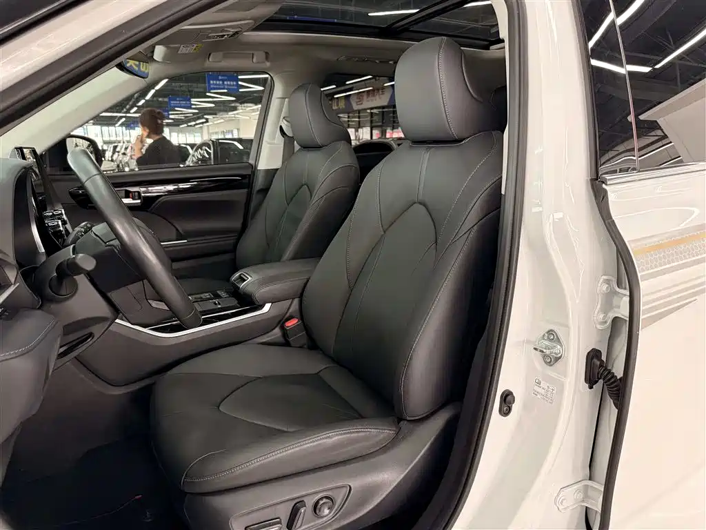 Toyota Highlander 2023 2.5L Smart Hybrid Dual Engine AWD Premium 7-Seater фото 5