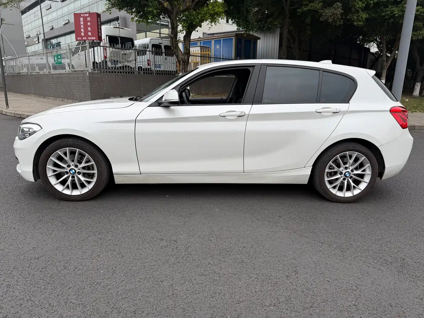 BMW 1 Series (Import) 2016 120i Leading Model фото 4