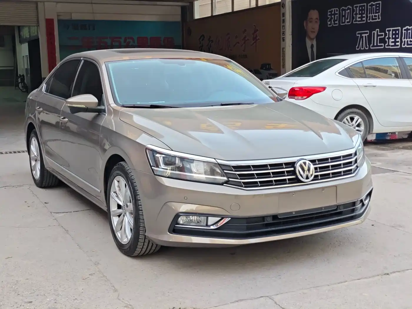 Volkswagen Passat 2017 330TSI DSG Luxury фото 3