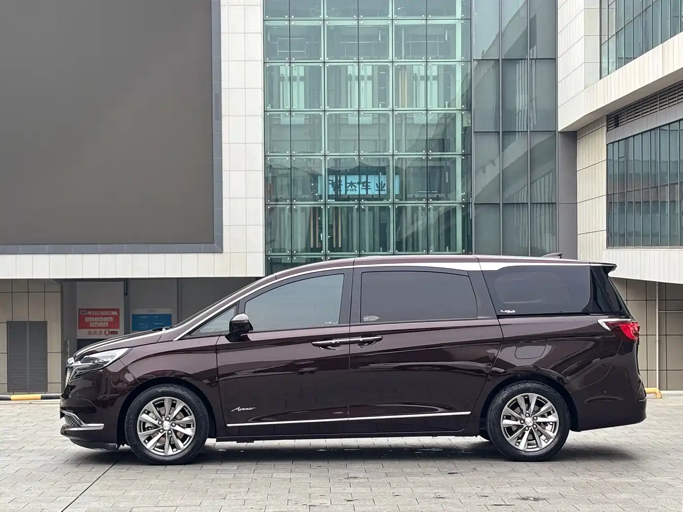 Buick GL8 2020 Avenir Six-Seat Elegance Edition фото 3