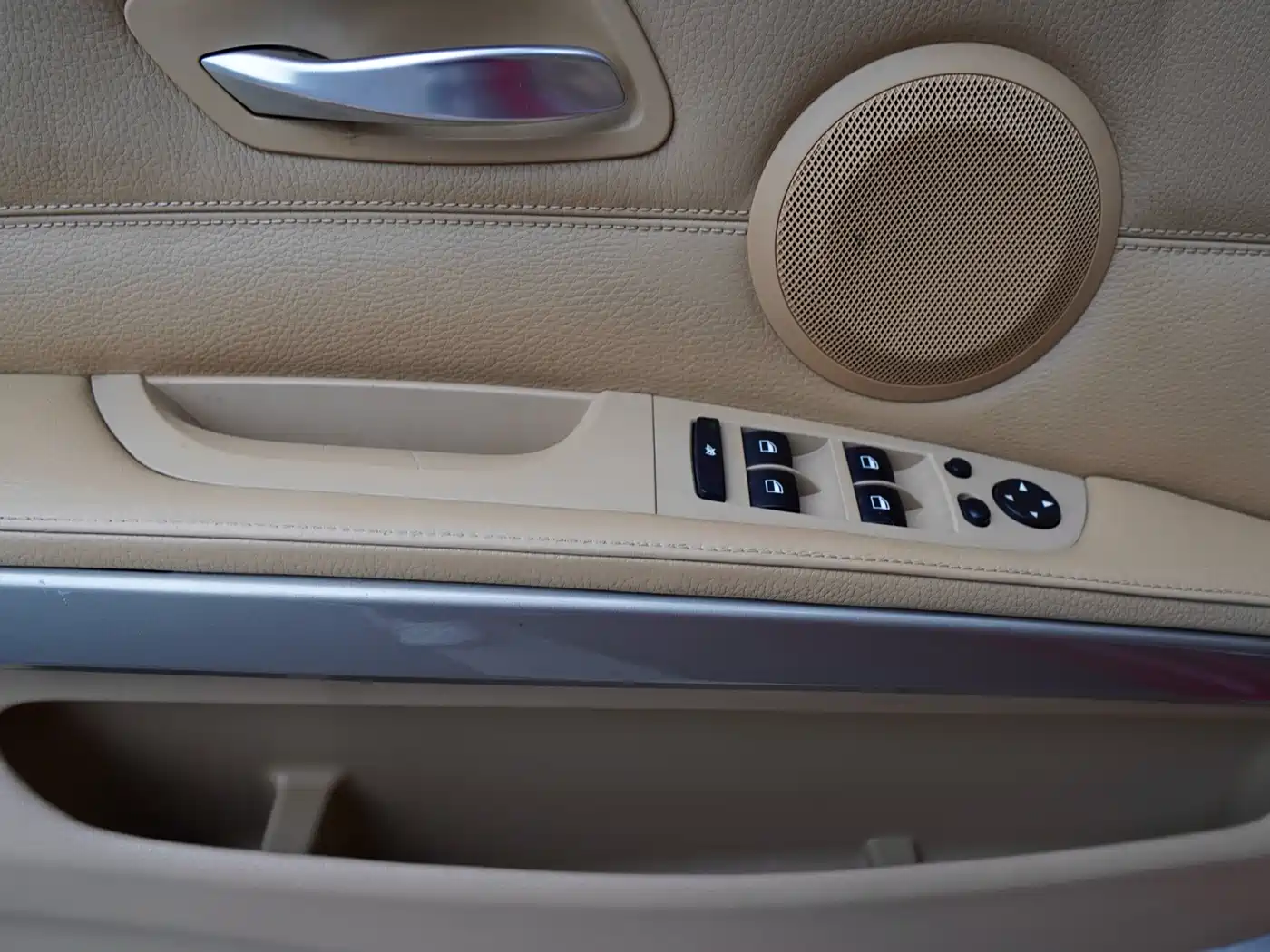 BMW 3 Series 2012 320i Luxury фото 19