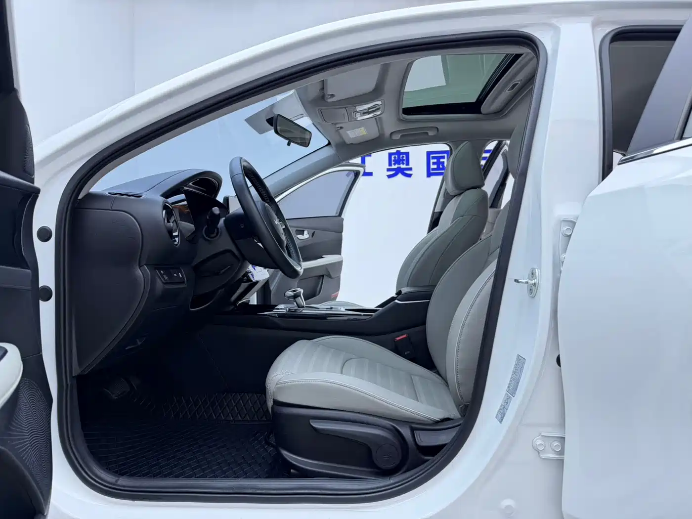 Kia K3 2023 Model 1.5L CVT Luxury Edition фото 5